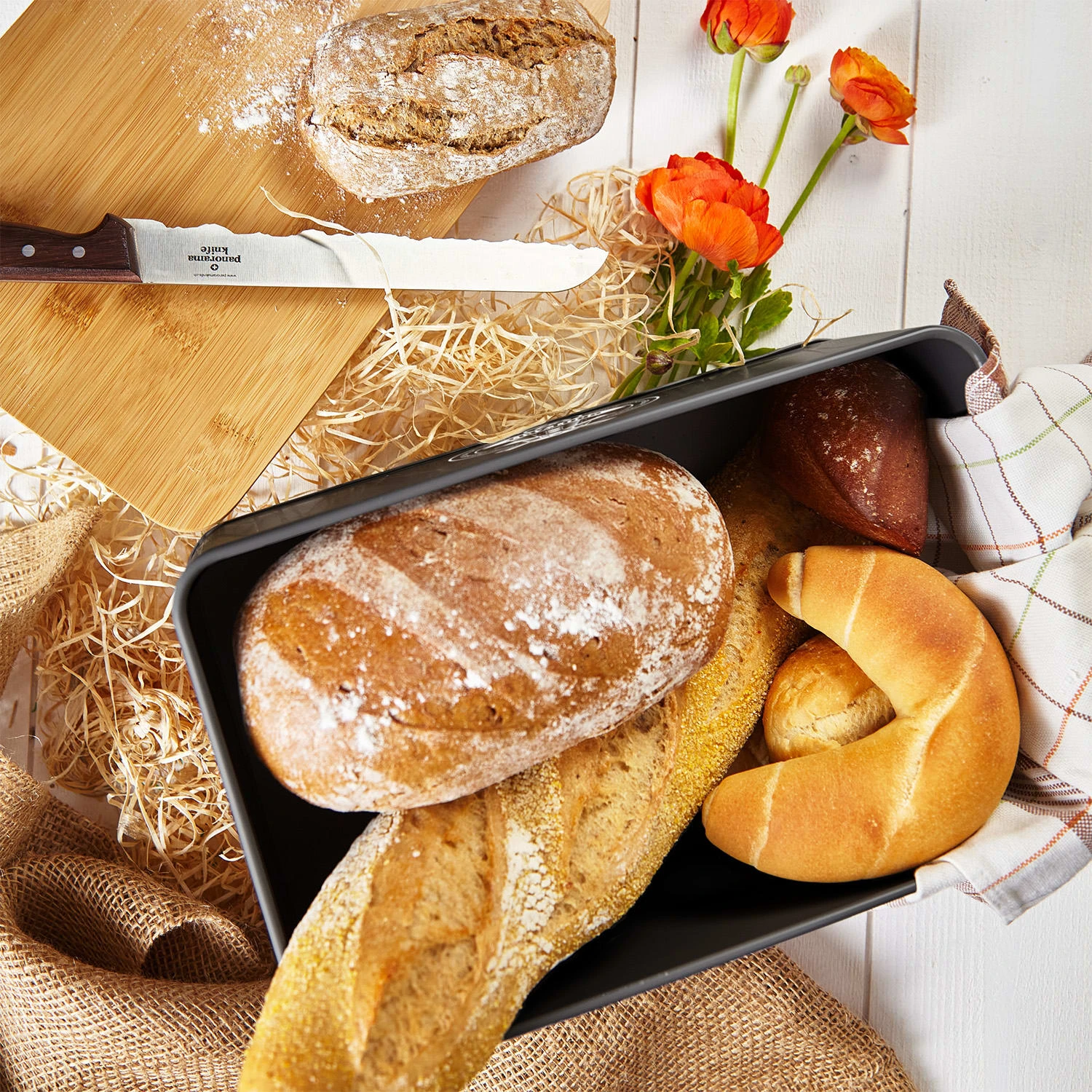 Stigby 2-in-1 Brotkasten Mit Schneidebrett Metallblech Bambus 7 Stigby 2-in-1 Brotkasten Mit Schneidebrett Metallblech Bambus – Bild 5