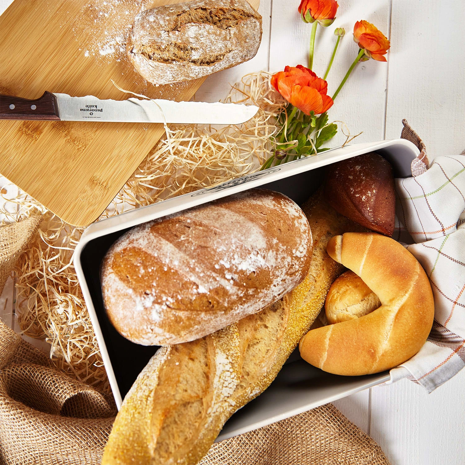 Stigby 2-in-1 Brotkasten Mit Schneidebrett Metallblech Bambus 7 Stigby 2-in-1 Brotkasten Mit Schneidebrett Metallblech Bambus – Bild 5